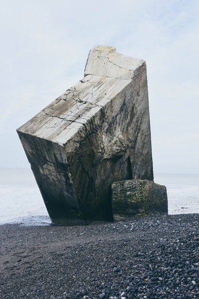 岸上的灰色石碑